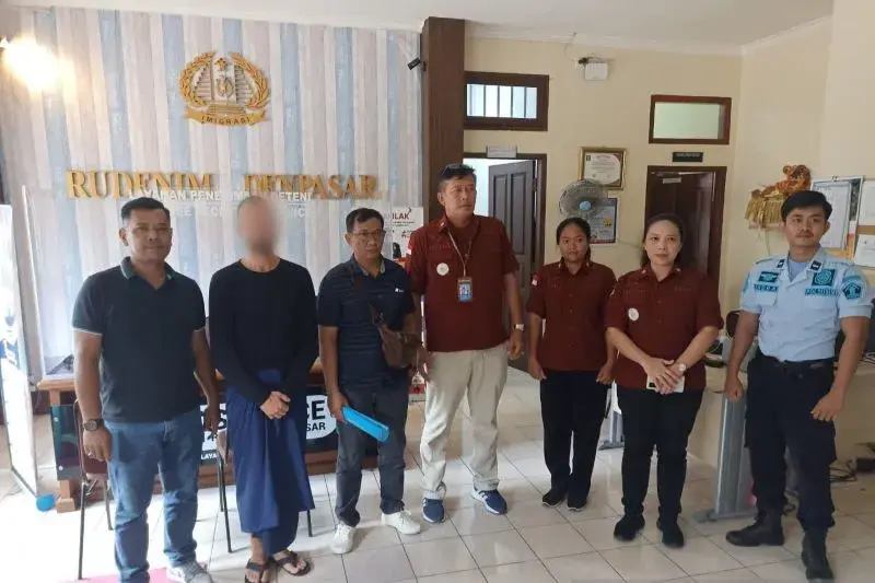Imigrasi Denpasar Tahan WNA 'Nakal' yang Diduga Rusak Mobil Polisi ( ANTARA/HO-Kemenkumham Bali.)