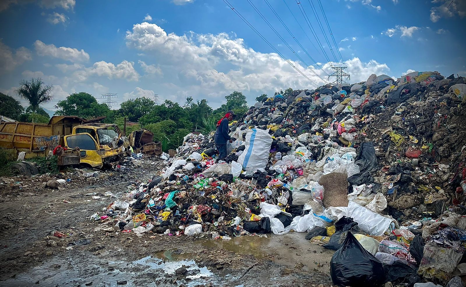 Truk sampah yang kondisinya rusak di UPT Kebersihan di Jalan Raya Gedong Lima, Padalarang, KBB. Sabtu (17/23). Dok: Jabarekspres