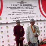 Gubernur Jawa Barat Ridwan Kamil (kanan), Bupati Bandung Barat Hengky Kurniawan (kiri) usai menghadiri Hari Jadi Kabupaten Bandung Barat ke-16 / Suwitno