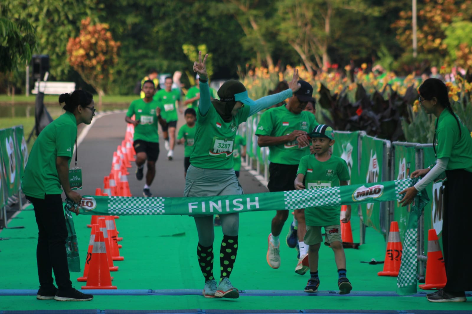 Perseta saat melakukan selebrasi usai sampai ke garis finish dalam kegiatan Milo Activ Indonesia Race. Foto : Sandika Fadilah/Jabarekspres.com