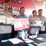 Kapolresta Bogor Kota Kombes Pol Bismo Teguh Prakoso beserta jajaran saat menunjukkan sejumlah barang bukti narkotika di Mako Polresta Bogor, Rabu (28/6). (Yudha Prananda / Jabar Ekspres)