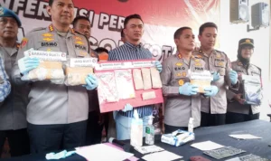 Kapolresta Bogor Kota Kombes Pol Bismo Teguh Prakoso beserta jajaran saat menunjukkan sejumlah barang bukti narkotika di Mako Polresta Bogor, Rabu (28/6). (Yudha Prananda / Jabar Ekspres)