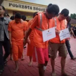 Pelaku begal (Kiri depan) saat digiring petugas di Mako Polresta Bogor Kota, Rabu (28/6). (Yudha Prananda / Jabar Ekspres)