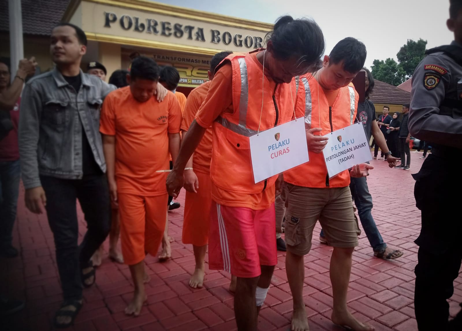 Pelaku begal (Kiri depan) saat digiring petugas di Mako Polresta Bogor Kota, Rabu (28/6). (Yudha Prananda / Jabar Ekspres)