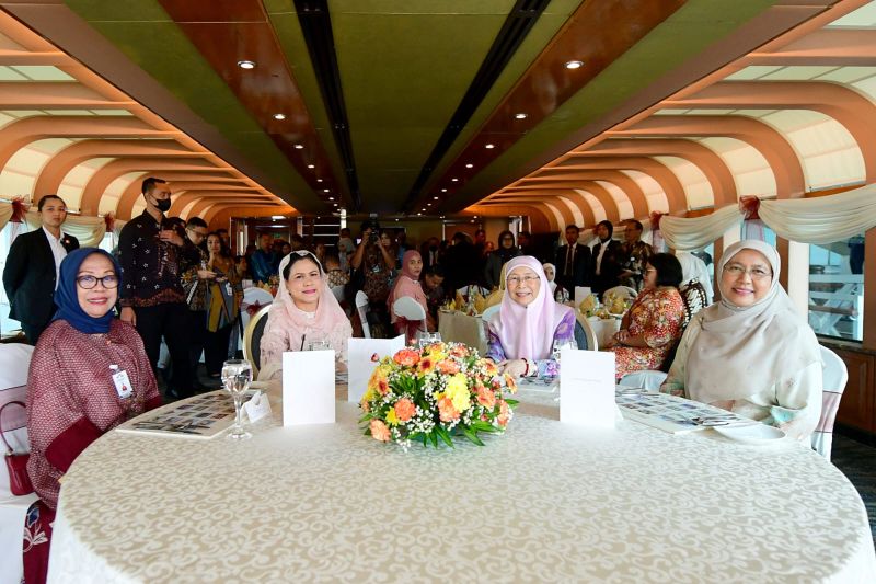 Indonesian First Lady and Malaysian PM's Wife Tour Putrajaya Lake