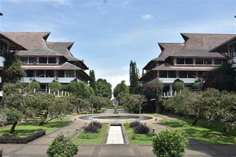 Institut Teknologi Bandung atau ITB masuk pada salah satu kampus dari 10 Perguruan Tinggi legendaris di Indonesia lengkap dengan sejarah singkat dan tahun berdirinya. itb.ac.id