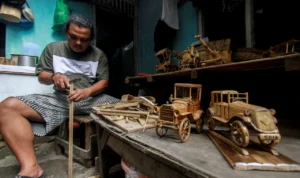 Kang Banoen Sulap Bambu Jadi Kerajinan Tangan Yang Bernilai Ekonomis, Mulai Dari Mobil Antik Hingga Lokomotif