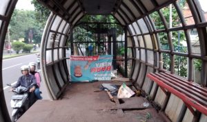 Keberadaan Halte atau shelter Trans Metro Bandung (TMB) di Kota Bandung terlihat sangat kumuh dan dibiarkan tidak terawat.