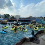 Masyarakat Kabupaten Bandung memanfaatkan libur panjang cuti bersama Hari Raya Idul Adha 2023 untuk berkunjung ke Victory Water Park Soreang. Jabar Ekspres/Agi.