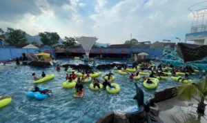 Masyarakat Kabupaten Bandung memanfaatkan libur panjang cuti bersama Hari Raya Idul Adha 2023 untuk berkunjung ke Victory Water Park Soreang. Jabar Ekspres/Agi.