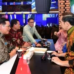 Menparekraf, Sandiaga Uno resmi diumumkan oleh PPP dan ungkap alasan akan sering mengenakan batik berwarna hijau kepada Presiden Jokowi. ANTARA/Biro Pers Sekretariat Presiden.