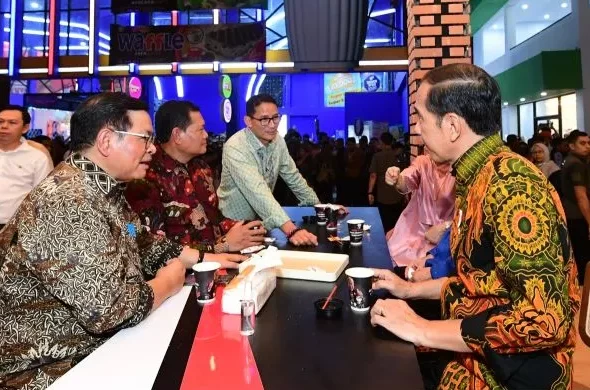Menparekraf, Sandiaga Uno resmi diumumkan oleh PPP dan ungkap alasan akan sering mengenakan batik berwarna hijau kepada Presiden Jokowi. ANTARA/Biro Pers Sekretariat Presiden.