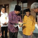 Menteri ATRBPN) Hadi Tjahjanto memberikan sertifikat tanah kepada warga Desa Harumansari, Kecamatan Kadungora, Kabupaten Garut.