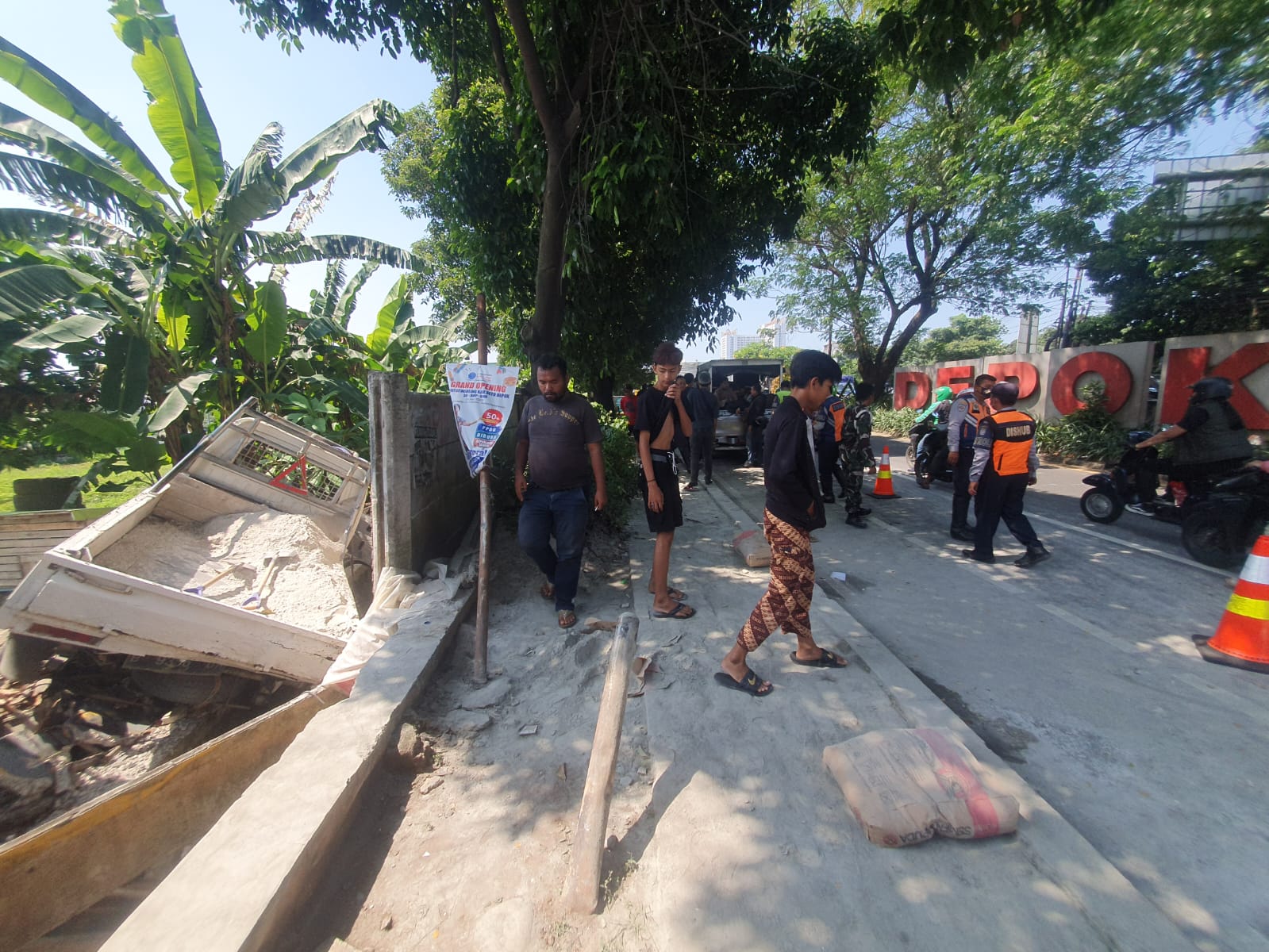 Mobil pick up pengangkut material ringsek akibat ditabrak mobil Honda Brio putih di Jalan Juanda Kota Depok pada Rabu, 27 Juni 2023 sekira jam 11.00 WIB. (Jabar Ekspres/Rubiakto)