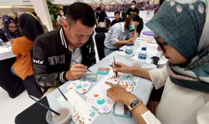 Manjakan Ratusan Penggemar Fashion dan Gadget, OPPO Hadirkan Pop-Up Store Find N2 Flip di Kota Paris van Java