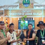 Hadiri PENAS di Padang P4S Sukahati Mandiri Kabupaten Bogor Bagikan Bibit Anggur