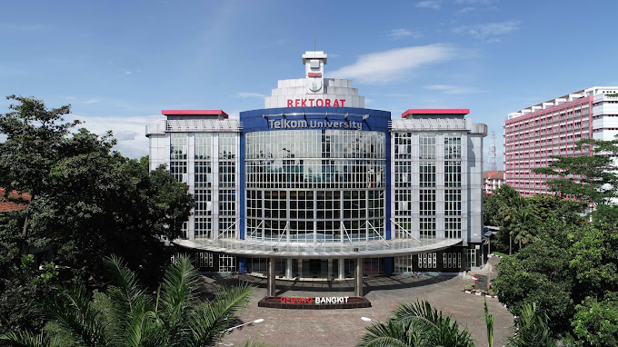 Telkom University merupakan salah satu perguruan tinggi terbaik di Bandung berlokasi di Jalan Telekomunikasi, Terusan Buahbatu, Bandung. (TELKOM UNIVERSITY)