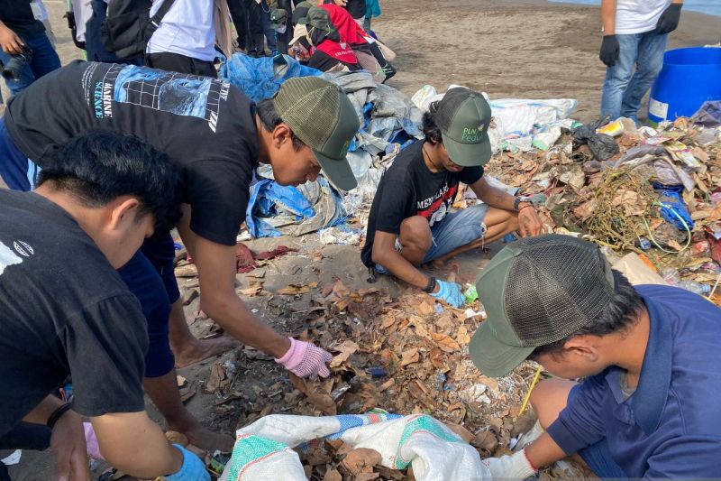 PLN Initiates Makassar City Beach Cleanup Program to Commemorate World Environment Day