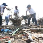 Pelindo Collects 1.7 tons of Waste during Semarang Beach Cleanup Action