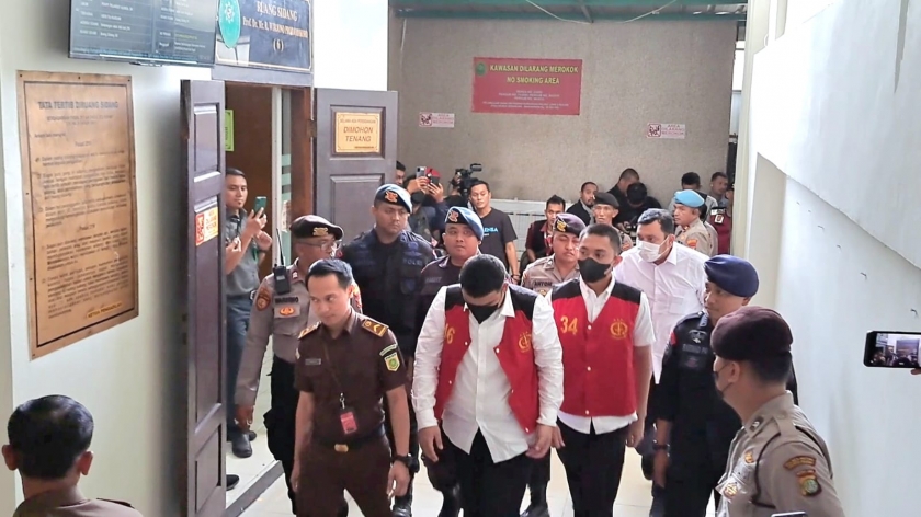Penampilan Mario Dandy dan Shane Lukas disoroti saat menghadiri sidang perdana kasus penganiayaan terhadap David Ozora di PN Jakarta hari ini. PMJ News/Fajar.