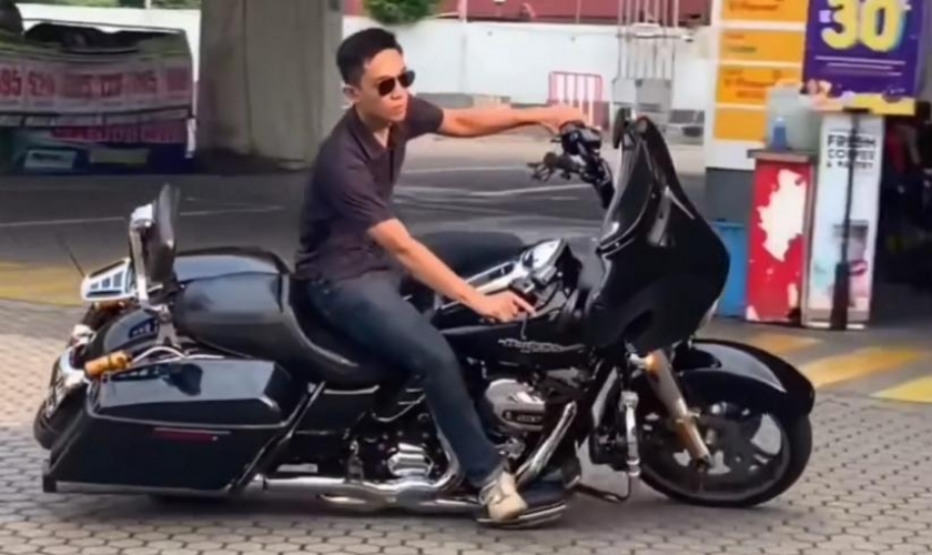 Penyidik KPK geledah rumah mantan pejabat DJP Rafael Alun, tersangka kasus suap dan gratifikasi, termasuk moge Harley Davidson yang sempat dipamerkan Mario Dandy Satriyo. PMJ News