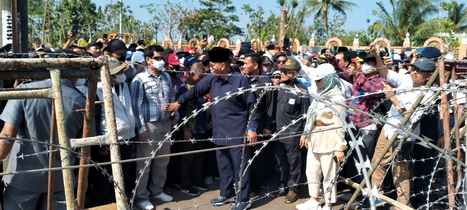Pimpinan Pondok Pesantren (Ponpes) Al Zaytun, Panji Gumilang bungkam soal demo tapi sempat sapa ribuan massa dan wartawan. Radar Indramayu/Kholil Ibrahim.