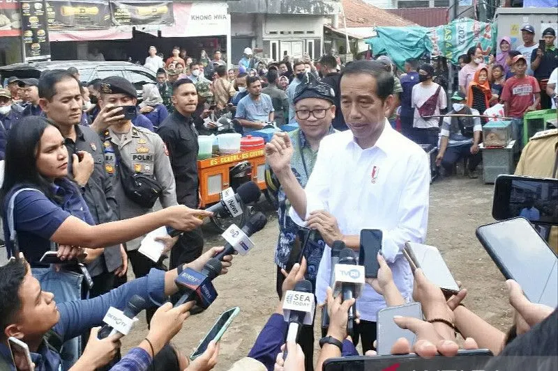 Presiden Jokowi disambut lagu Selamat Ulang Tahun saat berkunjung ke Pasar Parung dan Pasar Prumpung, Gunung Sindur, Bogor. NTARA/Indra Arief Pribadi.