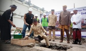 Wali Kota Bogor, Bima Arya saat simbolisasi peletakan batu pertama pembangunan Gedung Poliklinik RSUD Kota Bogor, Sabtu (3/6). (Yudha Prananda / Jabar Ekspres)