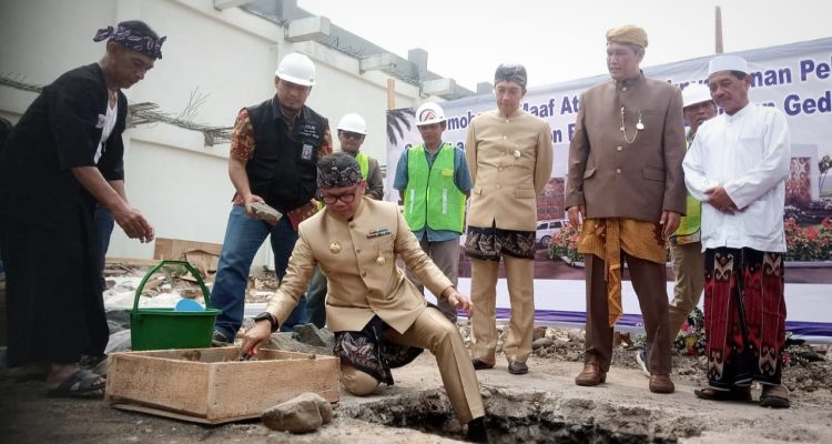 Wali Kota Bogor, Bima Arya saat simbolisasi peletakan batu pertama pembangunan Gedung Poliklinik RSUD Kota Bogor, Sabtu (3/6). (Yudha Prananda / Jabar Ekspres)