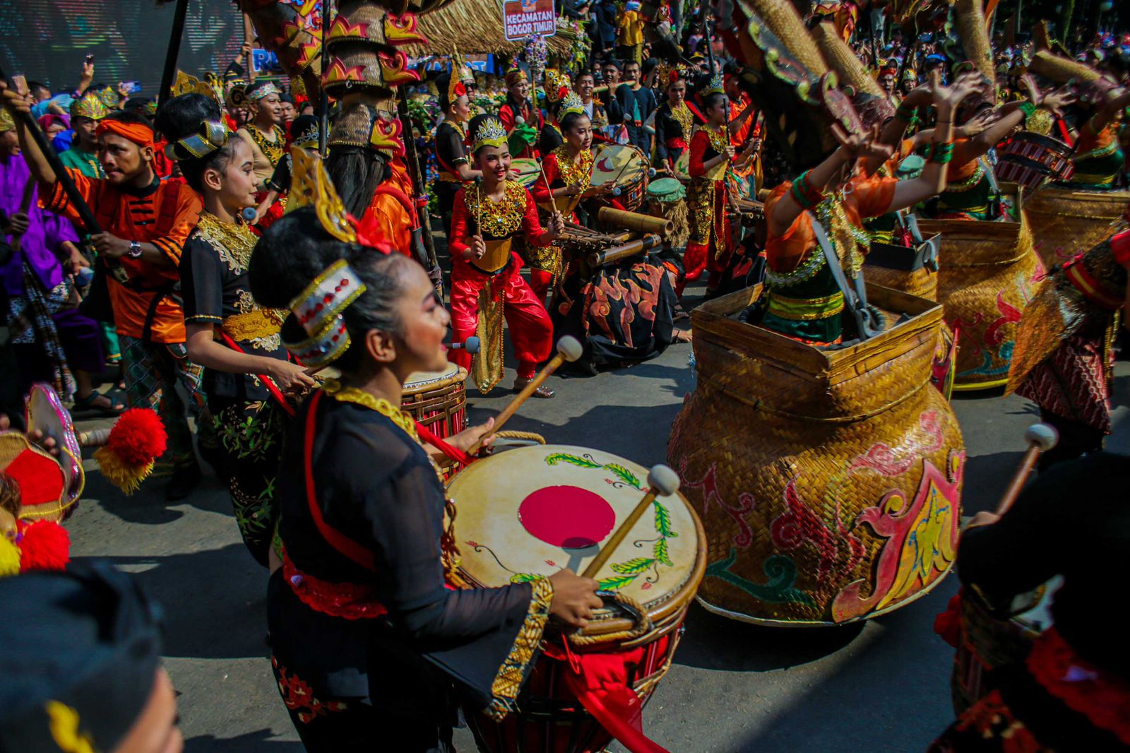 SEMARAK Helaran Hari Jadi Bogor (HJB) ke-541 di Kota Bogor melibatkan sejumlah tokoh dan pelaku seni budaya. (Foto Dok. Pemkot Bogor)