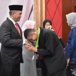 Siswa tampak mencium tangan Kepala SMAN 1 Soreang Arif Hardiana saat acara lepas pisah siswa SMAN 1 Soreang, Kabupaten Bandung di Sutan Raja Hotel and Convention Centre, Kamis 15 Juni 2023.