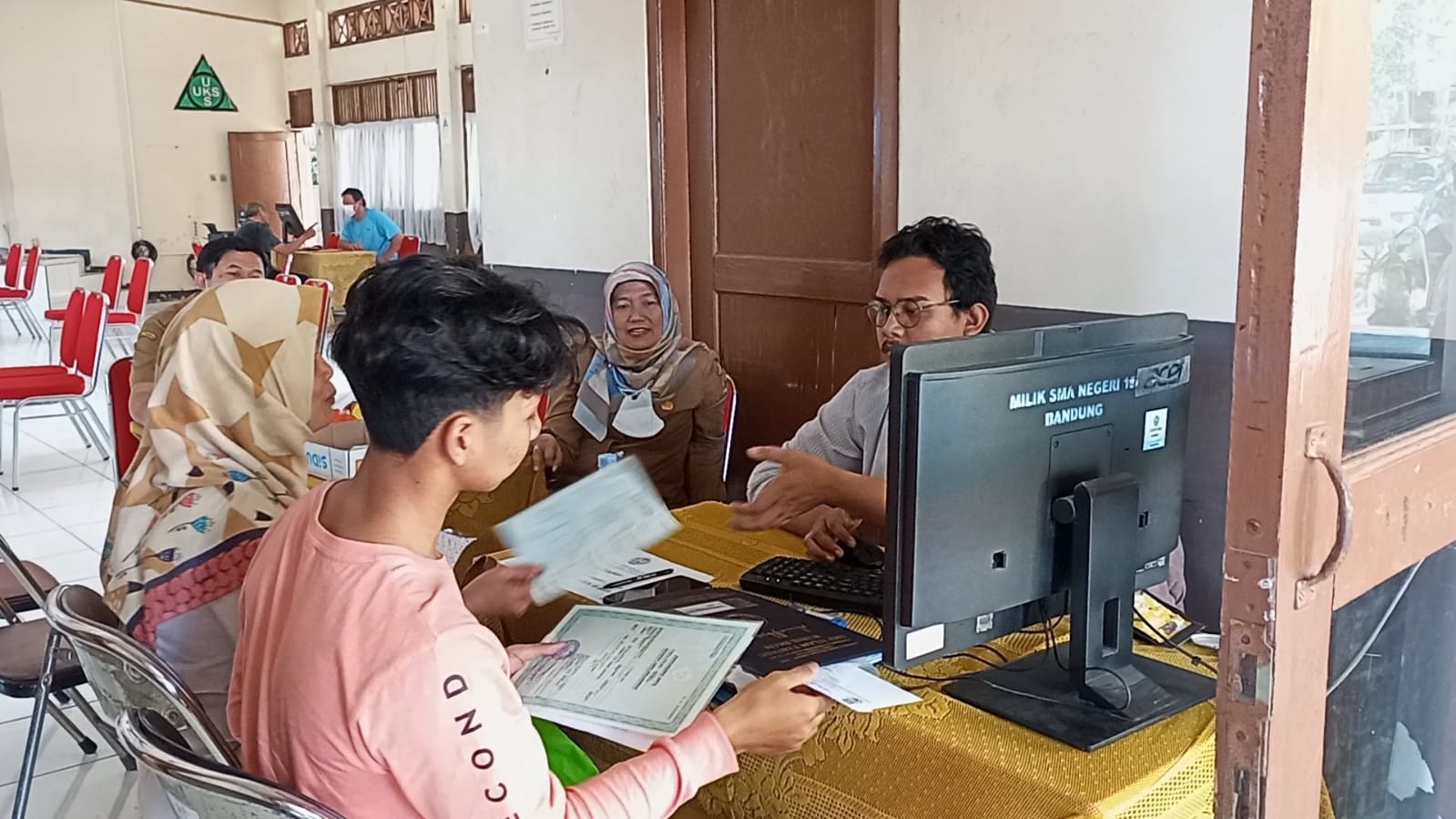 Suasana proses pendaftaran PPDB tahap dua di SMAN 15 Bandung, Senin 26 Juni 2023.