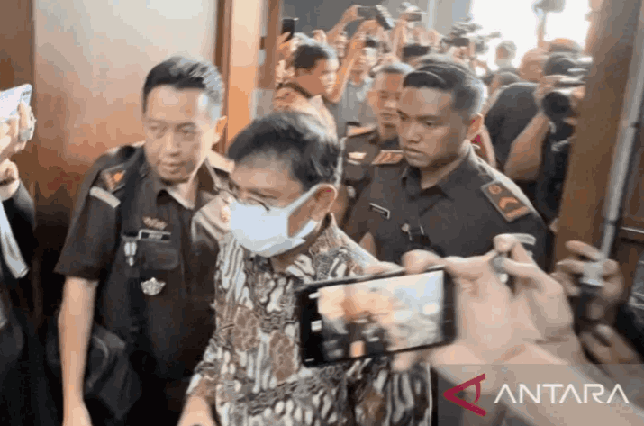 Selesai Jalani Sidang Perdana, Johnny G Plate Tutup Mulut