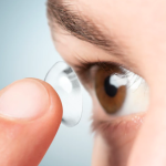6 Cara Memasang Lensa Kontak, Dijamin Tidak Perih!