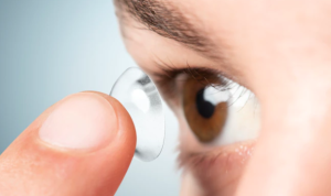 6 Cara Memasang Lensa Kontak, Dijamin Tidak Perih!