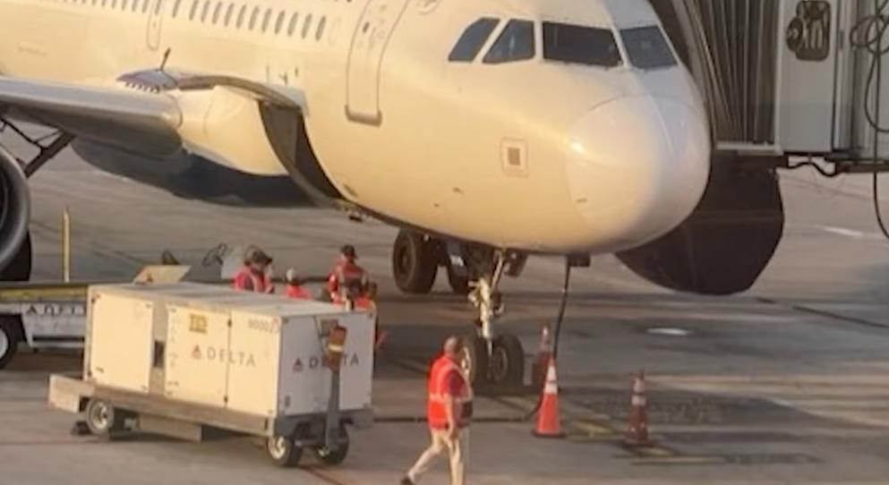 Seorang Pekerja Bandara di Texas Tewas 'Tersedot' Mesin Jet Pesawat