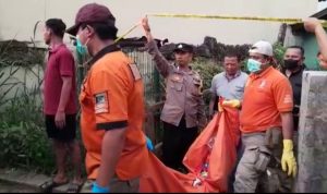 Sesosok mayat tengkorak manusia ditemukan di dalam rumah kosong di Desa Langonsari, Kecamatan Pameungpeuk, Kabupaten Bandung, Kamis (16).