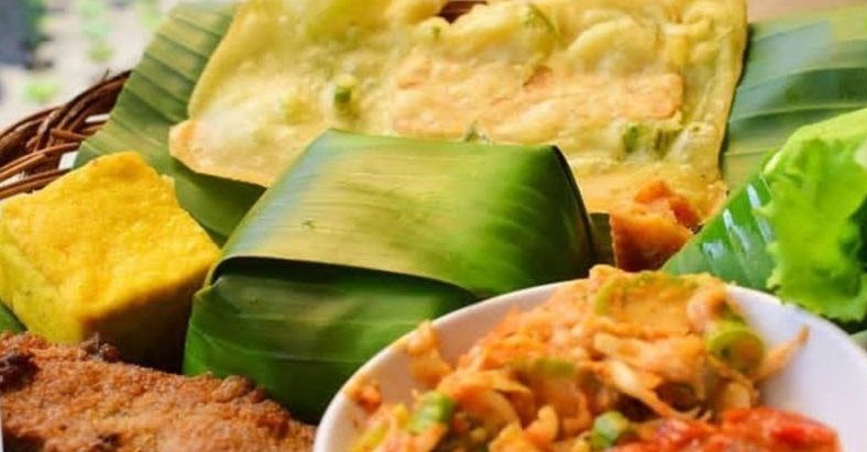 Setidaknya ada 10 rekomendasi nasi timbel yang menjadi kuliner Bandung pilihan untuk makan siang atau makan malam. Instagram/@asstro_official.