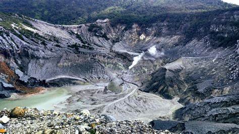 Gunung Tangkuban Parahu, salah satu dari 8 rekomendasi tempat wisata Bandung yang bisa kamu kunjungi bersama keluarga di akhir pekan ini. Ist.