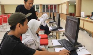 Siswa dan wali murid sedang mendaftar di SMKN 3 Bandung memanfaatkan fasilitas yang disediakan sekolah. Hendrik Muchlison/Jabar Ekspres.