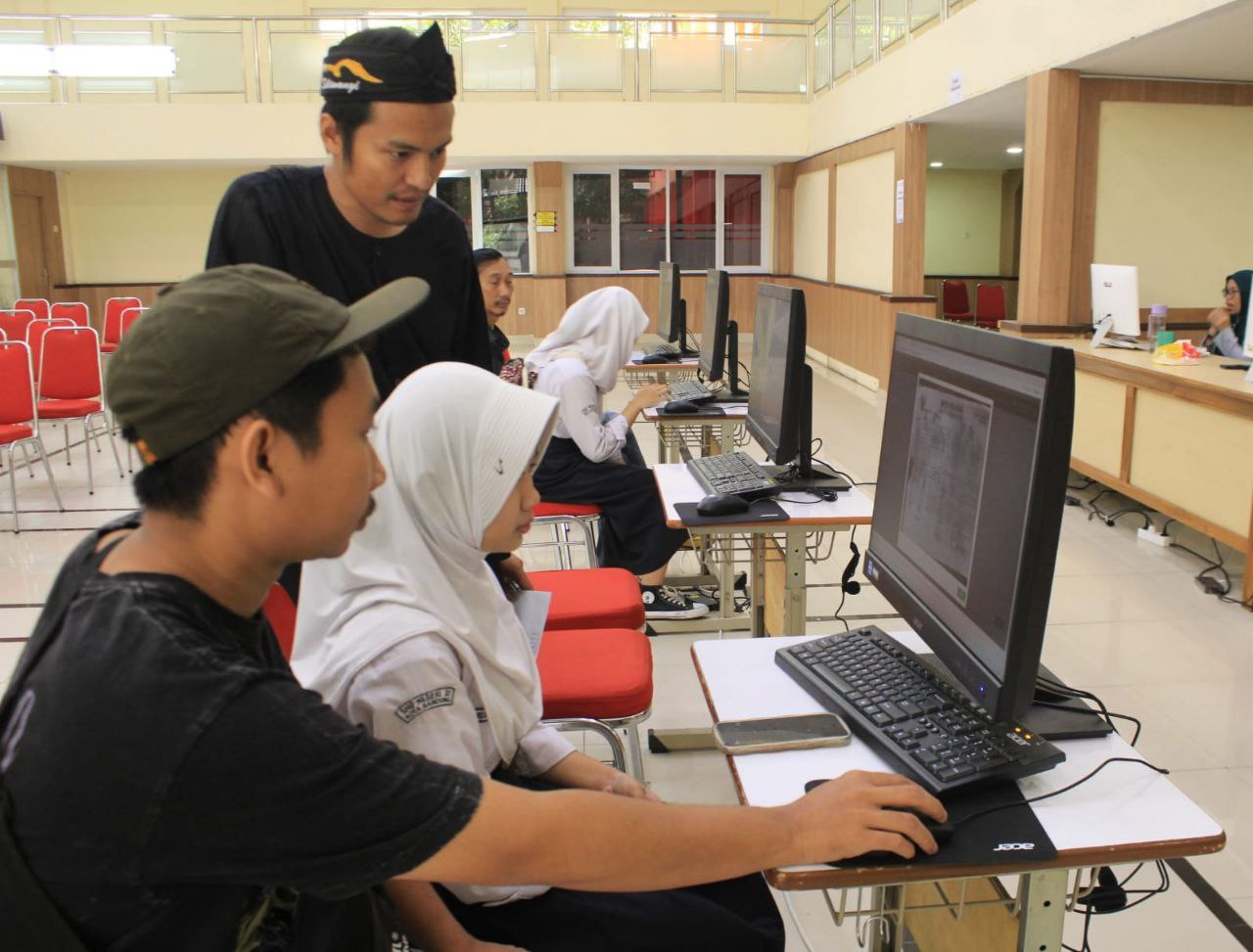 Siswa dan wali murid sedang mendaftar di SMKN 3 Bandung memanfaatkan fasilitas yang disediakan sekolah. Hendrik Muchlison/Jabar Ekspres.