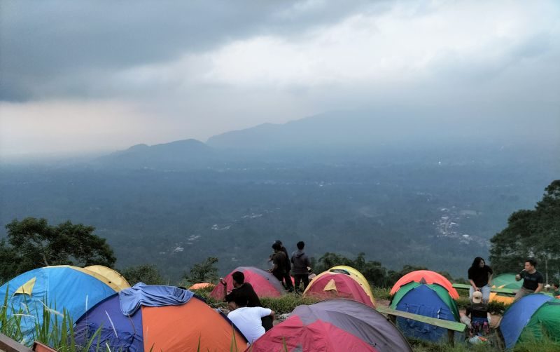 Hundreds of Tourists Enjoy Temiangan Hill "Land Above The Clouds" Tour