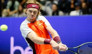 Tsitsipas eliminated from Halle as Medvedev reaches quarterfinals