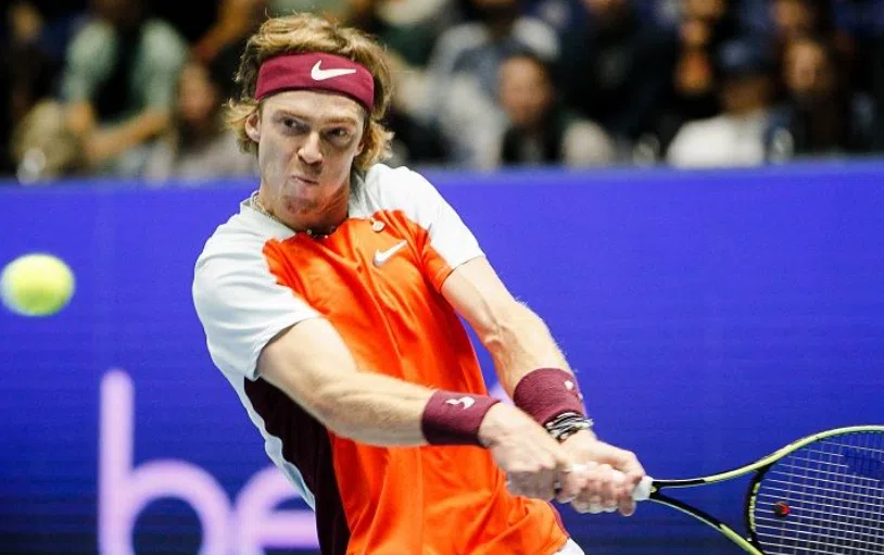 Tsitsipas eliminated from Halle as Medvedev reaches quarterfinals