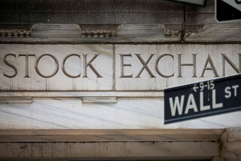 Wall Street Closes Mixed After Fed's "Hawkish" Pause