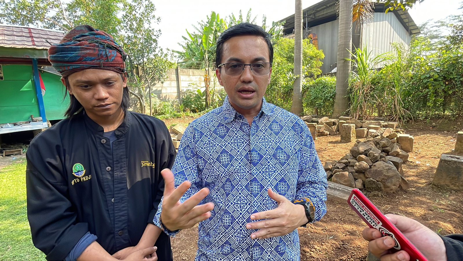 Wakil Bupati Bandung, Sahrul Gunawan mengunjungi Situs Candi Bojongmenje di Kecamatan Rancaekek, Kabupaten Bandung, Jawa Barat. Agi/Jabar Ekspres.