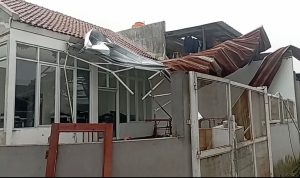 Hujan Deras Disertai Angin Beliung Hancurkan Puluhan Rumah di Baleendah Kabupaten Bandung. Foto Agi Jabarekspres