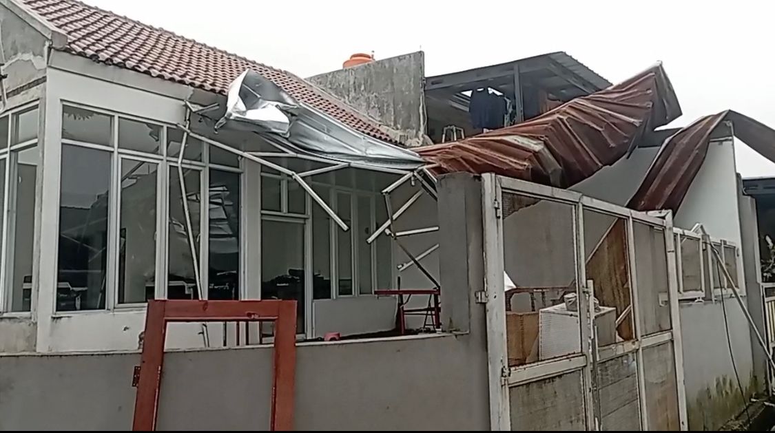 Hujan Deras Disertai Angin Beliung Hancurkan Puluhan Rumah di Baleendah Kabupaten Bandung. Foto Agi Jabarekspres