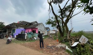 Sebanyak 141 Rumah Terdampak Akibat Angin Puting Beliung di Baleendah Kabupaten Bandung. Foto Agi Jabarekspres
