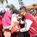 Dok. Bupati Bandung Barat, Hengky Kurniawan saat memberikan sembako kepada masyarakat. Selasa (6/23). Foto Jabarekspres